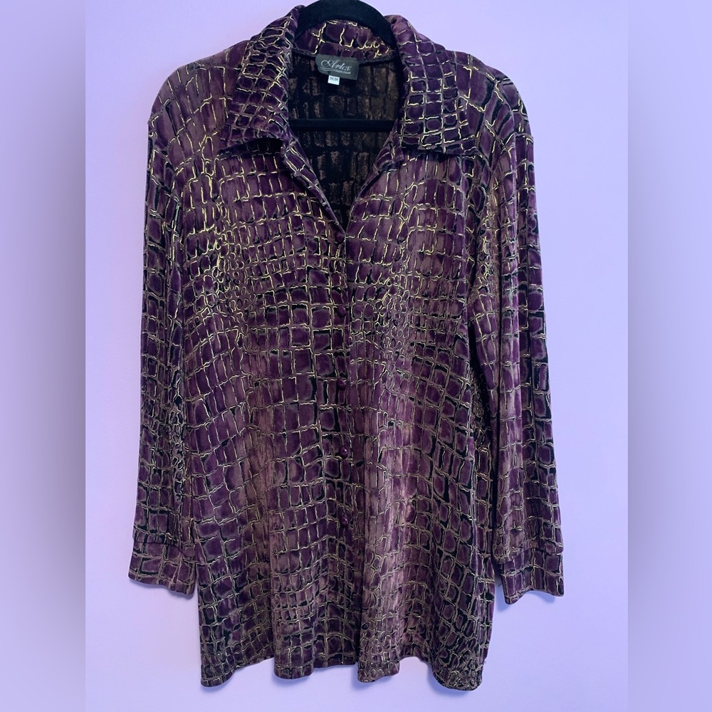 Super cool 90’s snakeskin with gold details button up blouse